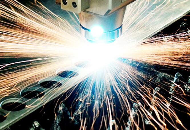 激光切割機應(yīng)該選擇二氧化碳還是光纖？